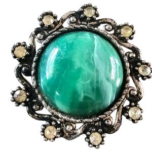 Art Deco Green Gem Brooch Pin – Ornate Floral Rhinestone Design